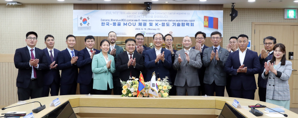 국가철도공단 이성해 이사장(앞줄 오른쪽에서 다섯 번째)이 지난 18일 대전 본사에서 몽골철도공사 툽싱 바트조릭 부사장(앞줄 왼쪽에서 여섯 번째) 및 관계자들과 함께 기념촬영을 하고 있다.