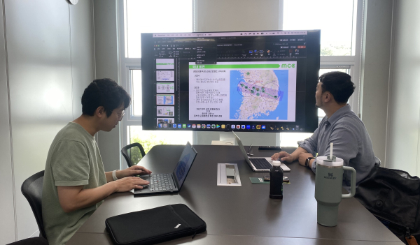 충남대학교기술지주㈜-㈜엠씨이 액셀러레이팅 (좌측부터 충남대 이종진 팀장, 엠씨이 박종욱 대표)