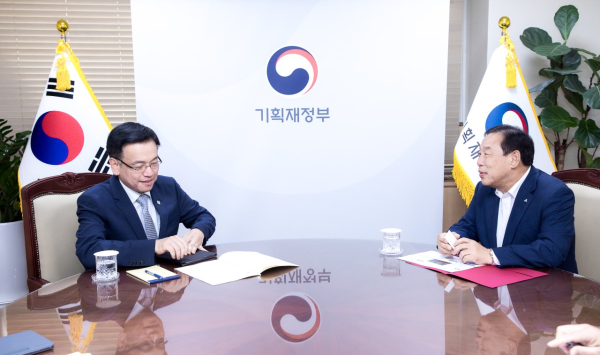 지난 18일 경제부총리 면담 모습 (왼쪽부터 최상목 경제부총리, 최민호 세종시장 면담)