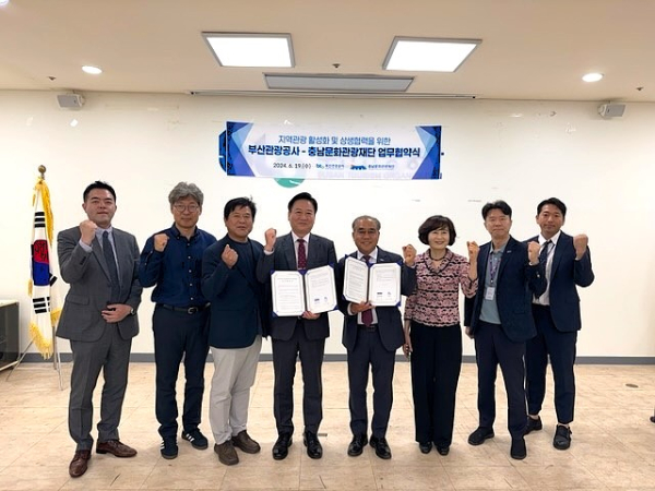 (왼쪽부터 4번째 서흥식 대표이사, 오른부터 4번째 이정실 사장)