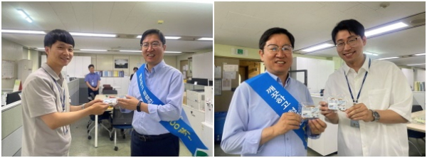 성창훈 사장이 청렴캠페인을 실시하며 직접 사무실을 방문하여 직원들에게 청렴홍보물품을 나눠주고 있다.