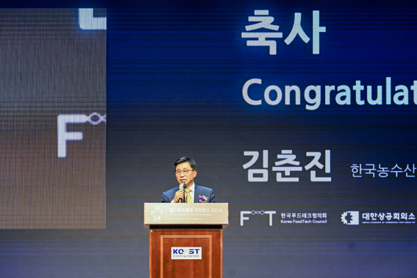 월드푸드테크 컨퍼런스 2024 현장사진 * 축사하는 한국농수산식품유통공사 김춘진 사장