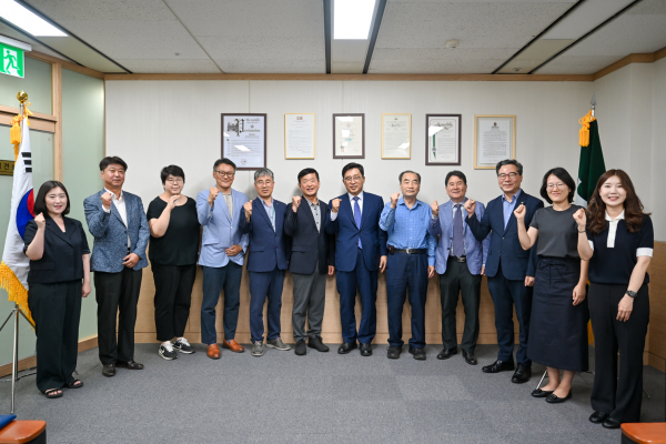 김치 수출확대 방안 간담회 기념사진 * 한국농수산식품유통공사 김춘진 사장(우측 6번째), 신동화 전북대 명예교수(우측 5번째), 박성희 세계김치연구소 책임연구원(좌측3번째)