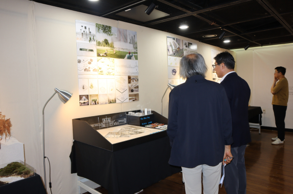 국립한밭대학교 건축학과 교수들이 20일 열린 졸업전시회에서 출품한 학생들의 작품을 둘러보고 있다.