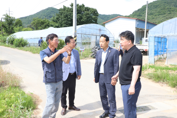 백남성 농협충남세종본부장과 이남호 운산농협 조합장과 송연광 농협서산시지부장이(오른쪽부터) 서산시 운산면 농가에서 농업인과 재해 대비상황에 대해 의견을 나누고 있다.