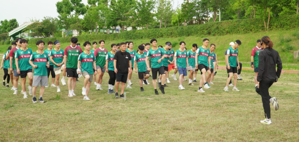 참가자들이 러닝클래스를 수강 중이다.