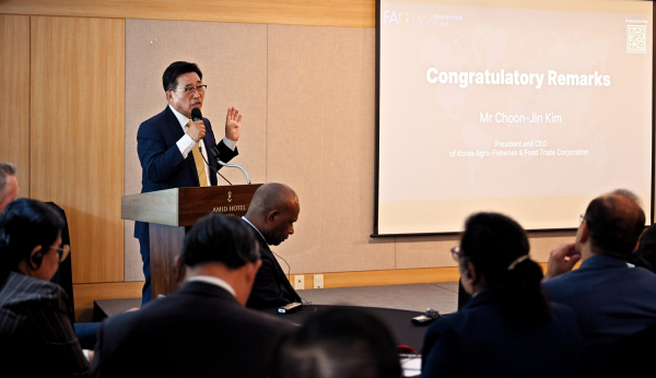 Hand In Hand 이니셔티브 투자 포럼 현장사진  * 한국농수산식품유통공사 김춘진 사장