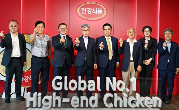 ㈜한강식품 방문 기념사진 * 한국농수산식품유통공사 김춘진 사장(우측 4번째), ㈜한강식품 박길연 대표이사(우측 5번째), 농림축산식품부 정혜련 국제협력관(우측 2번째), 한국토종닭협회 문정진 회장(좌측 3번째)