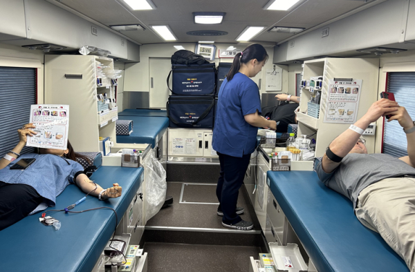 헌혈에 참여하고 있는 진흥원 직원들