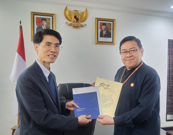 행복청 박상옥 기획조정관(왼쪽)과 인도네시아 신수도청 Achmad Jaka Santos  secreatary(오른쪽)이 고위급 면담 후 기념촬영을 하고있다