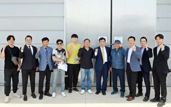 에이더블유 스테이션 협동조합 방문 기념사진 * 한국농수산식품유통공사 김춘진 사장(우측 5번째), AWS 임형관 대표(좌측 4번째)