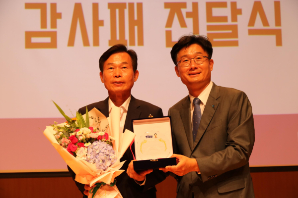 신현성 신임 위원장이 나소열 전 위원장에게 감사패를 전달하고 있다.