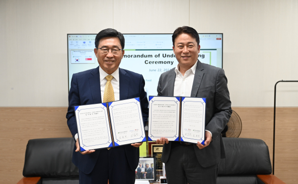 한국농수산식품유통공사-난양공대 변환경제연구센터 MOU * 한국농수산식품유통공사 김춘진 사장(왼쪽), 난양공대 변환경제연구센터 조남준 센터장(오른쪽)