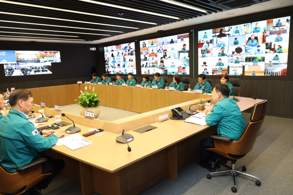 윤석대 한국수자원공사 사장(사진 오른쪽)은 24일 대전 본사 K-water 재난안전상황실에서 ‘전사 재난대책 점검회의’를 주재