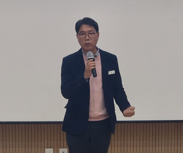 ‘아이 키우기 좋은 천안’ 토론회를 개최한 이재관 사람과 참여 포럼 대표/사진=박동혁 기자<br>