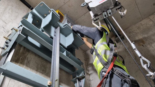 신형 설비로 교체 작업 중인 정부청사역 엘리베이터 공사 현장