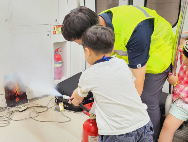 대전교통공사 직원이 슈비쯔유치원 어린이에게 소화기 사용법에 대해 알려주고 있다.