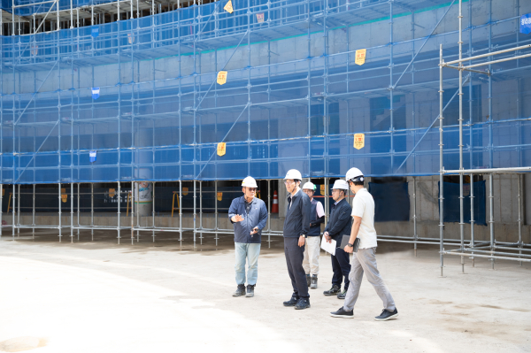 김형렬 행복청장(왼쪽에서 두 번째)이 평생교육원 건설현장에서 공사 추진현황 등을 점검하고 있다
