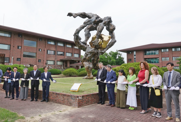 골프존뉴딘그룹 김영찬 회장이 카이스트(KAIST)에 폴란드 작가 토마스 코슐레가의 작품 ‘HOPE’를 기증했다. 기증식에 참석한 골프존뉴딘그룹 김영찬 회장, 카이스트 이광형 총장, 주한 폴란드 대사 피오트르 오스타셰프스키, 작가 토마스 코슐레가, 카이스트 석현정 미술관장을 비롯한 주요 내빈이 기념 촬영을 하고 있다.