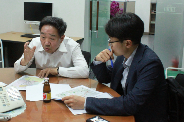 강승규 의원이 국토부 관계자와 만나 지역현안에 대한 의견을 나누고 있다.