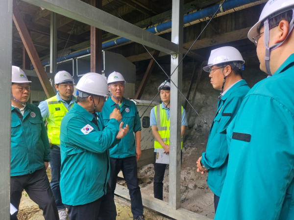 26일 남태헌(가운데) 한국산림복지진흥원장이 산림복지시설 내 누수 및 균열로 인한 피해가 있는지 점검하고 있다.