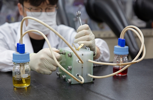 연구진이 유기활물질 기반 흐름 전지를 조립하고 있다