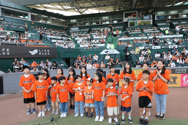 직원자녀 애국가 제창 모습