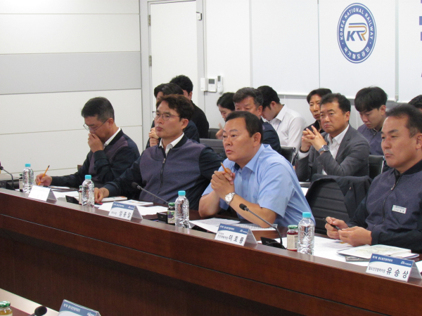 국가철도공단과 한국철도공사 관계자들이 26일 공단 상황실에서 ‘제11회 철도발전협력회의’를 시행하고 있다