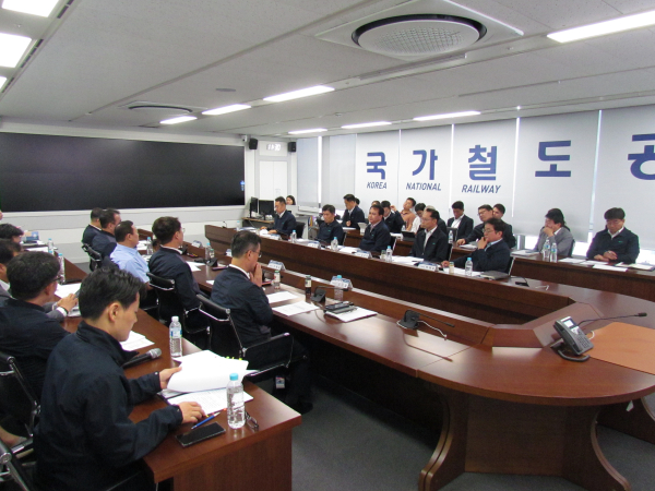 국가철도공단과 한국철도공사 관계자들이 26일 공단 상황실에서 ‘제11회 철도발전협력회의’를 시행하고 있다.