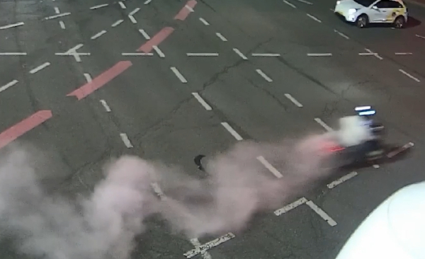 도로에 소화기를 뿌리며 질주하는 오토바이 운전자