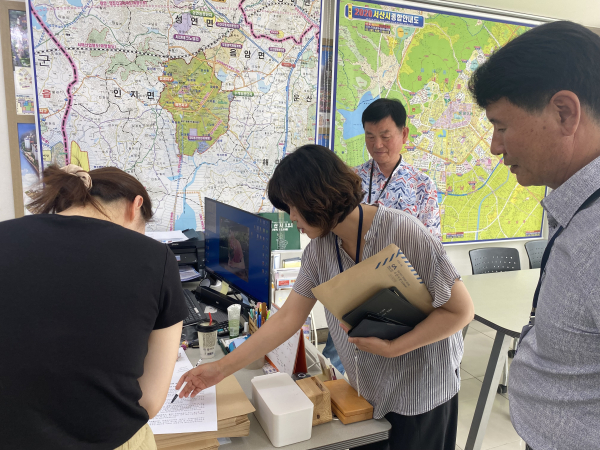 서산시 토지관리과 관계자가 지난 25일부터 27일 진행된 중개업소 점검 현장에서 중개보조원 고용 및 관리 유의 사항을 설명하고 있다.