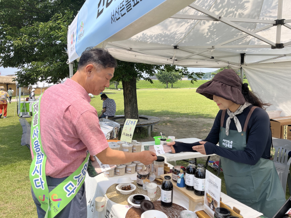 28일 서산해미읍성 일원에서 추진된 목재 이용 활성화 캠페인 진행