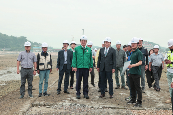 강도형 해양수산부 장관 용무치 어촌뉴딜300사업 공사 현장 방문 모습