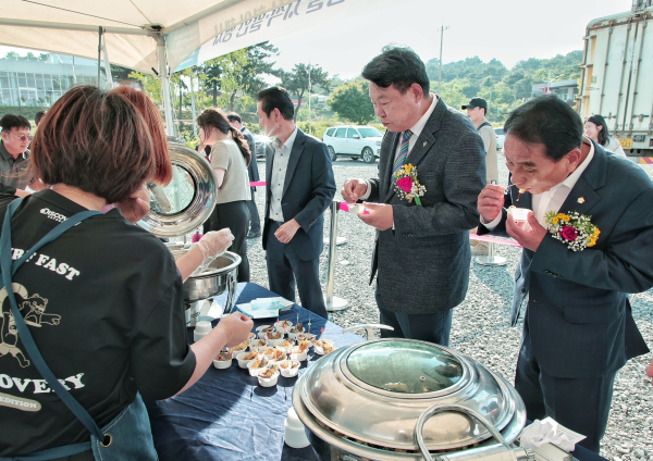 당진산 양식 연어 시식 모습