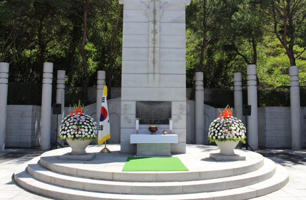 위령탑 전경