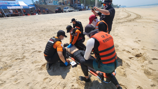 학생 해양체험활동 수상사고 대응 합동 모의훈련(심폐소생술 모습)