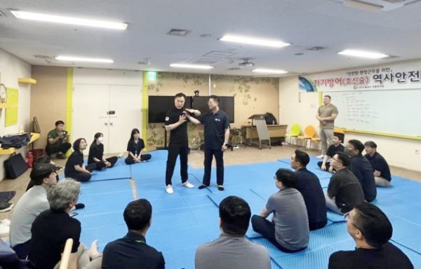 대전교통공사 역무원들이 호신술 교육을 수강중이다.