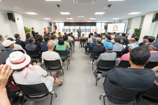 ​반포면 청사 신축 준공식에서 최원철 시장 축사 모습​