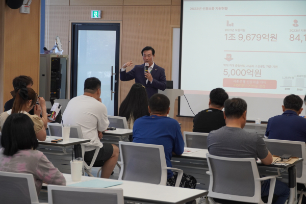 아산 재도약 아카데미에서 강연을 하고있는 김두중 충남신보 이사장