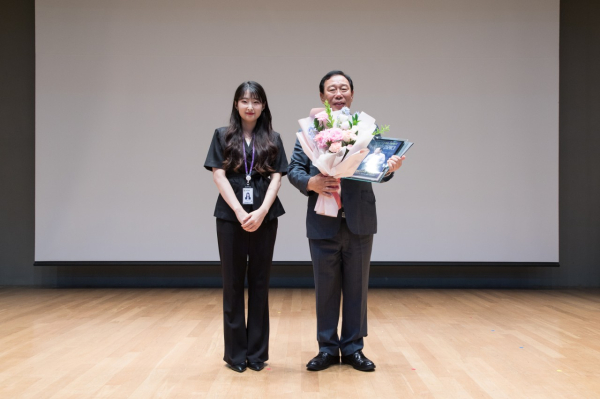 최민호 세종시장 최고지도자상 수상 모습