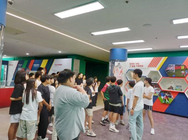 「하나드림스쿨」초등학생 월드컵 경기장 투어 진행 모습