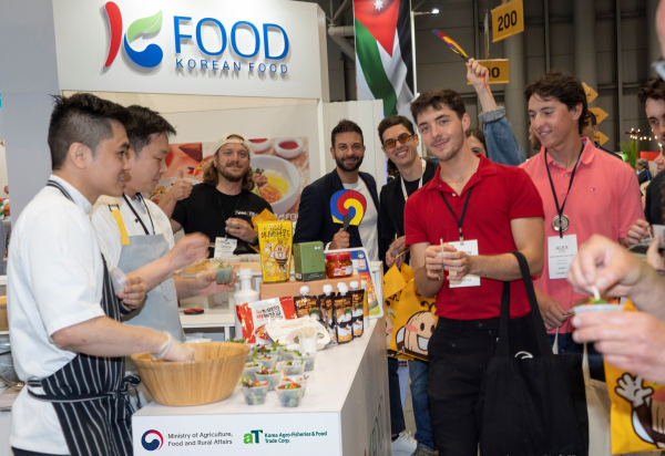 뉴욕팬시푸드쇼 한국관 시식 현장을 찾은 현지인들