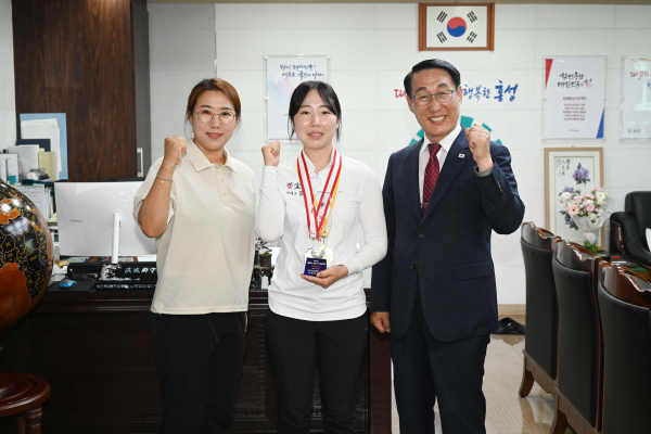 가운데부터 홍성군청 양궁팀 한 솔 선수, 이용록 홍성군수