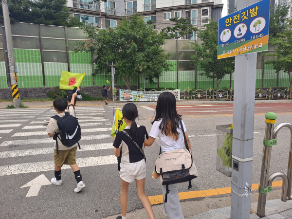 서정초등학교 후문 횡단보도 사진