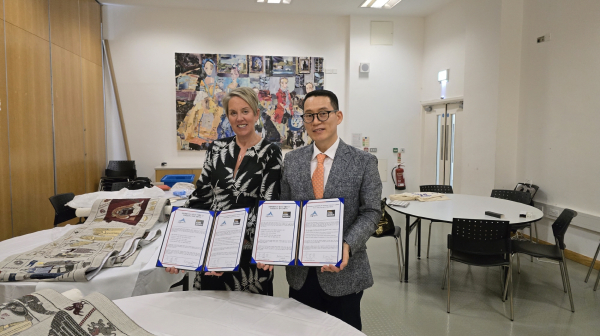 얼스터 업무협약(왼쪽부터 캐서린 톰슨(Kathryn Thomson) 얼스터 박물관장, 유병학 문화유산과장)