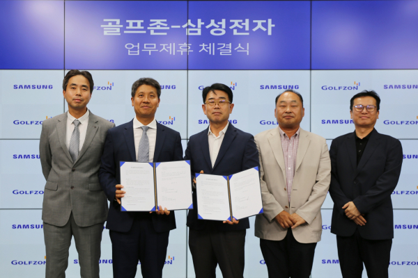 지난 2일 골프존타워서울에서 진행된 업무협약식에서 (왼쪽부터)골프존 송영범 상무, 골프존 박강수 대표, 삼성전자 한국총괄 B2B영업팀 오치오 팀장, 이계원 상무, 정세환 상무가 기념사진 촬영
