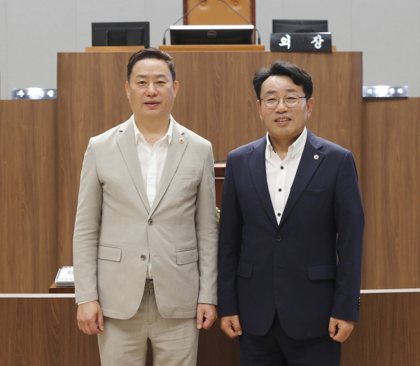 제353회 임시회 제3차 본회의(왼쪽부터 예산결산특별위원회 박정식 위원장, 의회운영위원회 이철수 위원장)