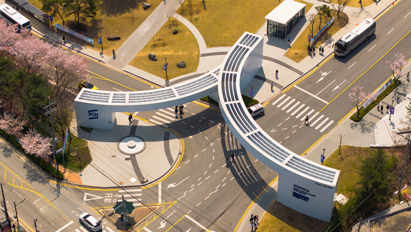 순천향대학교 향설동문 전경