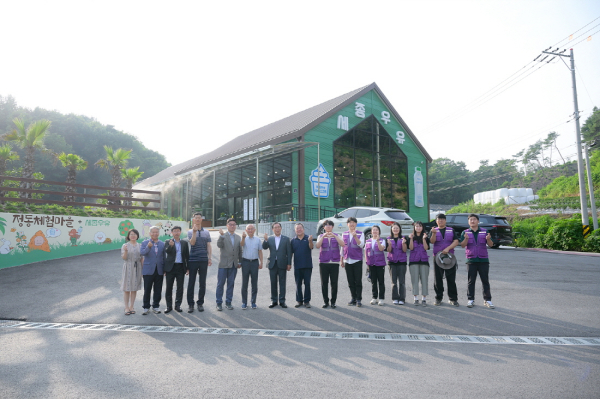 연서면 정동체험마을 농장 정원서  잡초 제거 등 환경 정비 활동 단체사진