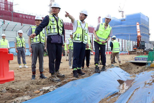 지난 4일, 과천정보타운역 건설사업 현장점검을 하고 있는 이성해 국가철도공단 이사장(가운데)